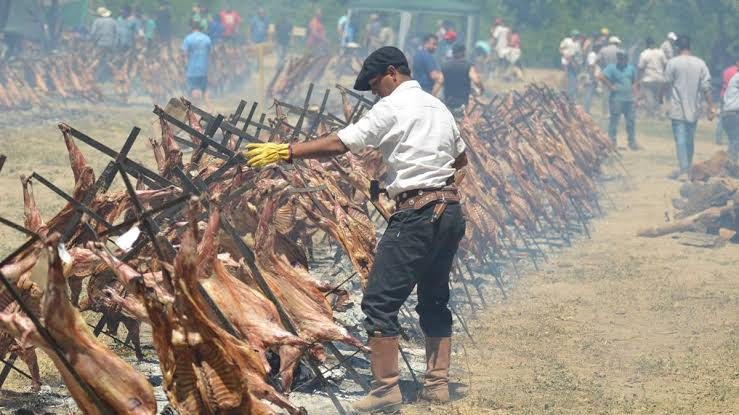 Asadores con chivos al palo en la fiesta