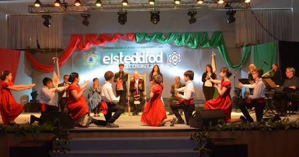 Escenario del Eisteddfod con bailarines y público