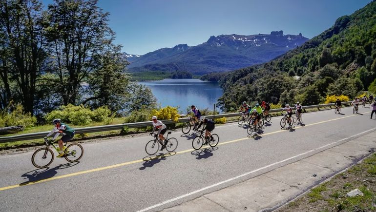 Ciclistas en la ruta de los Siete Lagos