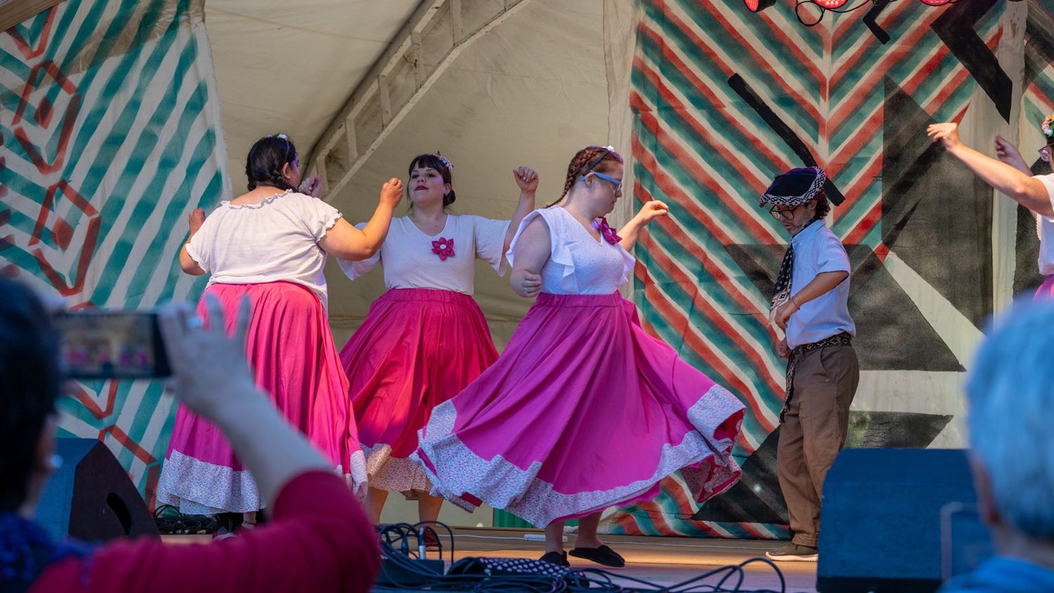 Mujeres bailando en el escenario de Trabún