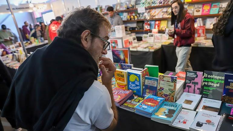 Un lector mirando libros en un stand