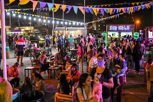 Feria gastronómica nocturna de Madryn Comestible con food trucks