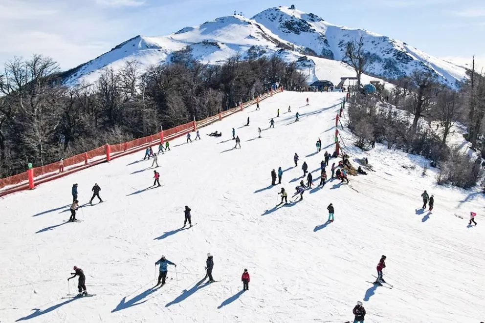 Esquiadores en una pista de Cerro Bayo