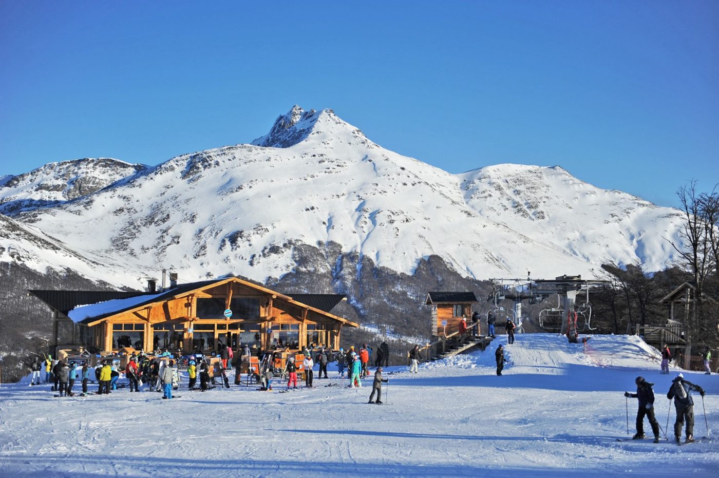 Refugio y pistas nevadas en Cerro Castor, Ushuaia