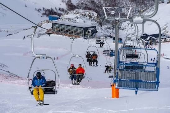 Telesilla y pistas nevadas en La Hoya, Esquel