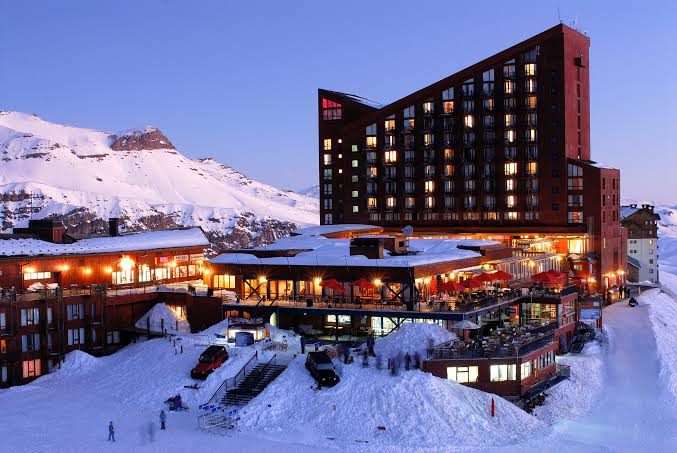 Hotel de ladrillo rojo de Valle Nevado al atardecer